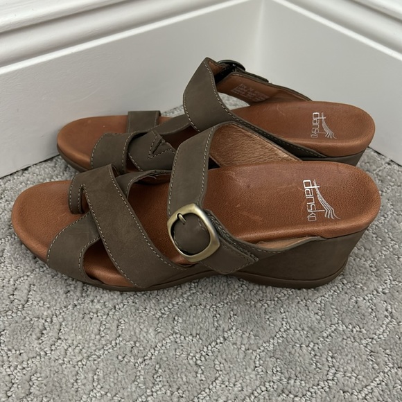 Dansko Aubree Wedge Sandal Taupe 36 5.5/6 NWOB - Picture 4 of 7